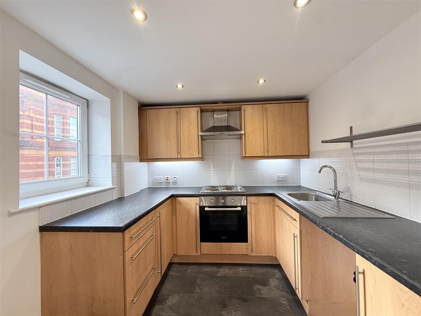 2 bed apartment in Waterloo Road, Stalybridge – photo 5